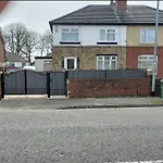 Modern 3 Bedroom House, 3 Bathroom, Secure Parking, Wi-fi & Garden Leeds (West Yorkshire)