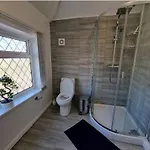 Modern 3 Bedroom House, 3 Bathroom, Secure Parking, Wi-fi & Garden Ferienhaus *