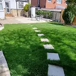 Modern 3 Bedroom House, 3 Bathroom, Secure Parking, Wi-fi & Garden