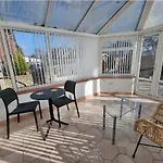 Modern 3 Bedroom House, 3 Bathroom, Secure Parking, Wi-fi & Garden Vakantiehuis