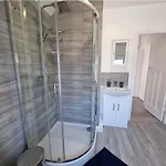 Ferienhaus Modern 3 Bedroom House, 3 Bathroom, Secure Parking, Wi-fi & Garden Leeds (West Yorkshire)