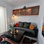 Modern 3 Bedroom House, 3 Bathroom, Secure Parking, Wi-fi & Garden Vakantiehuis *
