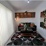 Modern 3 Bedroom House, 3 Bathroom, Secure Parking, Wi-fi & Garden Vakantiehuis Leeds (West Yorkshire)