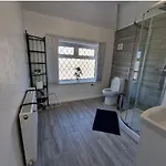 Modern 3 Bedroom House, 3 Bathroom, Secure Parking, Wi-fi & Garden * Leeds (West Yorkshire)