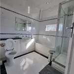 Ferienhaus Modern 3 Bedroom House, 3 Bathroom, Secure Parking, Wi-fi & Garden *