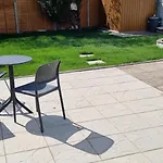 Ferienhaus Modern 3 Bedroom House, 3 Bathroom, Secure Parking, Wi-fi & Garden