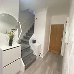 Ferienhaus Modern 3 Bedroom House, 3 Bathroom, Secure Parking, Wi-fi & Garden