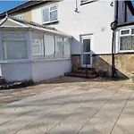 Modern 3 Bedroom House, 3 Bathroom, Secure Parking, Wi-fi & Garden Ferienhaus Leeds (West Yorkshire)