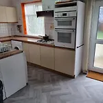 Modern 3 Bedroom House, 3 Bathroom, Secure Parking, Wi-fi & Garden * Leeds (West Yorkshire)