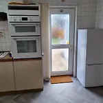 Modern 3 Bedroom House, 3 Bathroom, Secure Parking, Wi-fi & Garden Ferienhaus