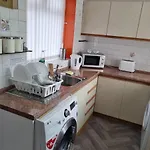 Modern 3 Bedroom House, 3 Bathroom, Secure Parking, Wi-fi & Garden Leeds (West Yorkshire)