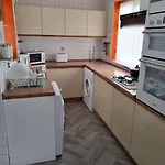 Modern 3 Bedroom House, 3 Bathroom, Secure Parking, Wi-fi & Garden Ferienhaus