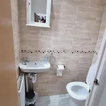Vakantiehuis Modern 3 Bedroom House, 3 Bathroom, Secure Parking, Wi-fi & Garden