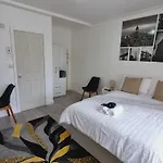 Vakantiehuis Modern 3 Bedroom House, 3 Bathroom, Secure Parking, Wi-fi & Garden *