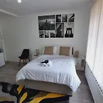 Vakantiehuis Modern 3 Bedroom House, 3 Bathroom, Secure Parking, Wi-fi & Garden *