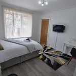 Ferienhaus Modern 3 Bedroom House, 3 Bathroom, Secure Parking, Wi-fi & Garden *