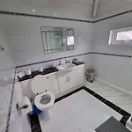 Modern 3 Bedroom House, 3 Bathroom, Secure Parking, Wi-fi & Garden * Leeds (West Yorkshire)
