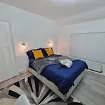 Modern 3 Bedroom House, 3 Bathroom, Secure Parking, Wi-fi & Garden Ferienhaus