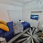 Modern 3 Bedroom House, 3 Bathroom, Secure Parking, Wi-fi & Garden Ferienhaus Leeds (West Yorkshire)