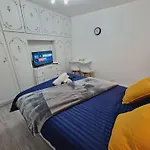 Modern 3 Bedroom House, 3 Bathroom, Secure Parking, Wi-fi & Garden *