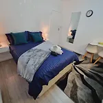 Modern 3 Bedroom House, 3 Bathroom, Secure Parking, Wi-fi & Garden