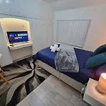 Vakantiehuis Modern 3 Bedroom House, 3 Bathroom, Secure Parking, Wi-fi & Garden *