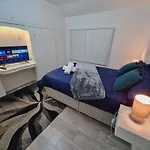 Modern 3 Bedroom House, 3 Bathroom, Secure Parking, Wi-fi & Garden