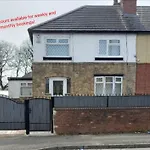 Modern 3 Bedroom House, 3 Bathroom, Secure Parking, Wi-fi & Garden Vakantiehuis
