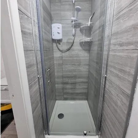 Modern 3 Bedroom House, 3 Bathroom, Secure Parking, Wi-fi & Garden Holiday home Leeds (West Yorkshire)