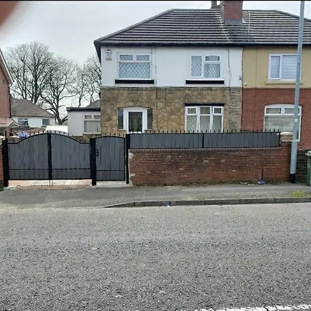 Modern 3 Bedroom House, 3 Bathroom, Secure Parking, Wi-fi & Garden Leeds (West Yorkshire)