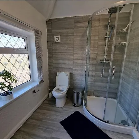 Modern 3 Bedroom House, 3 Bathroom, Secure Parking, Wi-fi & Garden Feriehus *