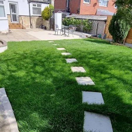 Modern 3 Bedroom House, 3 Bathroom, Secure Parking, Wi-fi & Garden