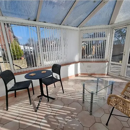 Modern 3 Bedroom House, 3 Bathroom, Secure Parking, Wi-fi & Garden Holiday home