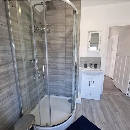 Ferienhaus Modern 3 Bedroom House, 3 Bathroom, Secure Parking, Wi-fi & Garden Leeds (West Yorkshire)