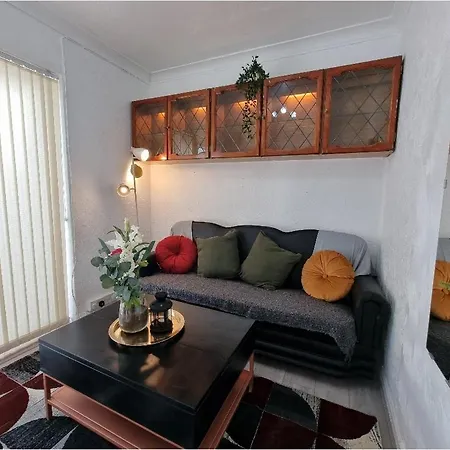 Modern 3 Bedroom House, 3 Bathroom, Secure Parking, Wi-fi & Garden Feriehus *