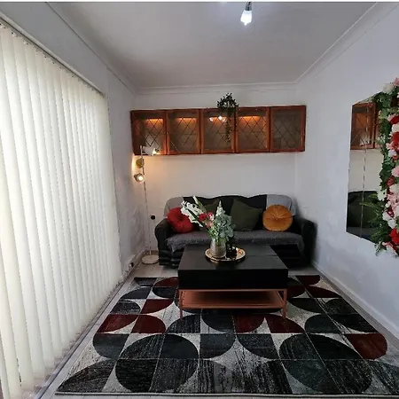 Modern 3 Bedroom House, 3 Bathroom, Secure Parking, Wi-fi & Garden Feriehus Leeds (West Yorkshire)