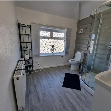 Modern 3 Bedroom House, 3 Bathroom, Secure Parking, Wi-fi & Garden * Leeds (West Yorkshire)