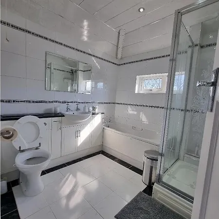 Holiday home Modern 3 Bedroom House, 3 Bathroom, Secure Parking, Wi-fi & Garden *