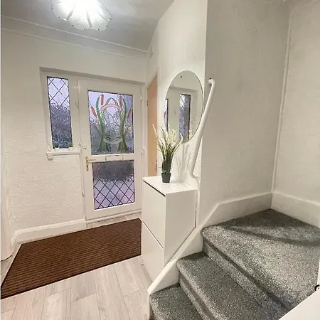 Modern 3 Bedroom House, 3 Bathroom, Secure Parking, Wi-fi & Garden Holiday home *