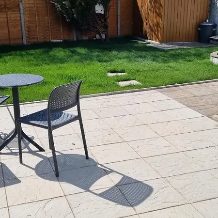 Feriehus Modern 3 Bedroom House, 3 Bathroom, Secure Parking, Wi-fi & Garden