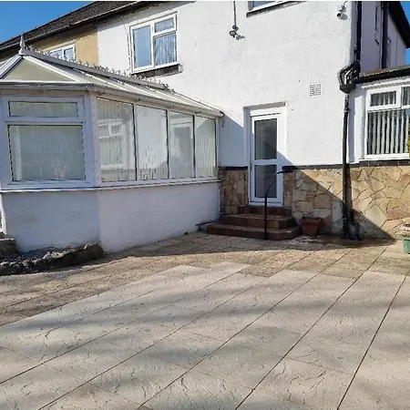 Modern 3 Bedroom House, 3 Bathroom, Secure Parking, Wi-fi & Garden Feriehus Leeds (West Yorkshire)