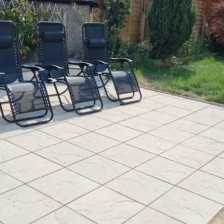 Modern 3 Bedroom House, 3 Bathroom, Secure Parking, Wi-fi & Garden Holiday home Leeds (West Yorkshire)