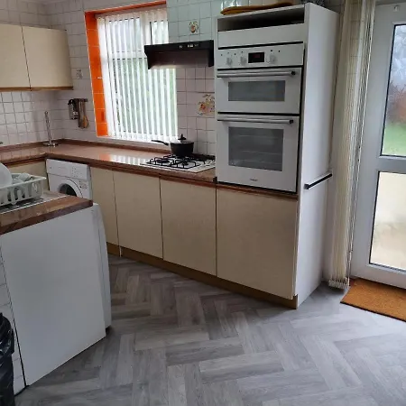 Modern 3 Bedroom House, 3 Bathroom, Secure Parking, Wi-fi & Garden * לידס