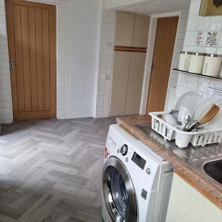 Feriehus Modern 3 Bedroom House, 3 Bathroom, Secure Parking, Wi-fi & Garden Leeds (West Yorkshire)