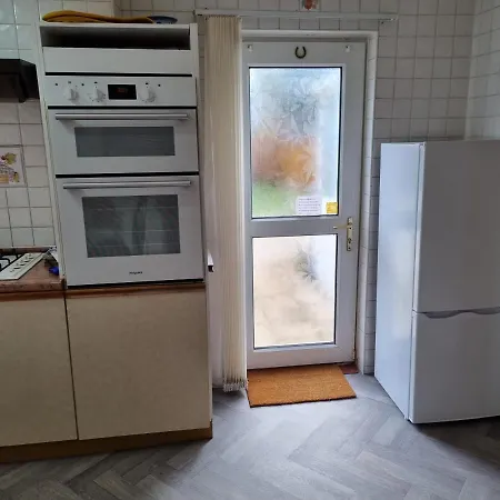 Modern 3 Bedroom House, 3 Bathroom, Secure Parking, Wi-fi & Garden Feriehus