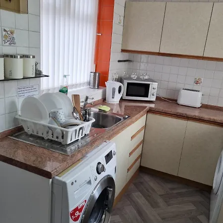 Modern 3 Bedroom House, 3 Bathroom, Secure Parking, Wi-fi & Garden Leeds (West Yorkshire)