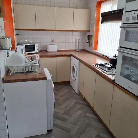 Modern 3 Bedroom House, 3 Bathroom, Secure Parking, Wi-fi & Garden Feriehus