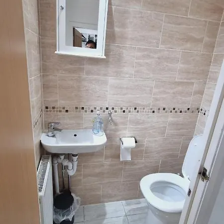 Feriehus Modern 3 Bedroom House, 3 Bathroom, Secure Parking, Wi-fi & Garden