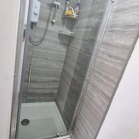 Modern 3 Bedroom House, 3 Bathroom, Secure Parking, Wi-fi & Garden Leeds (West Yorkshire)