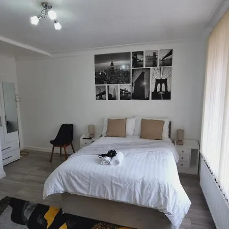 Modern 3 Bedroom House, 3 Bathroom, Secure Parking, Wi-fi & Garden Holiday home Leeds (West Yorkshire)